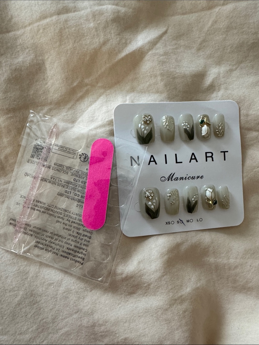 NailArt Press-On Manicure Set in Sage Green & White
